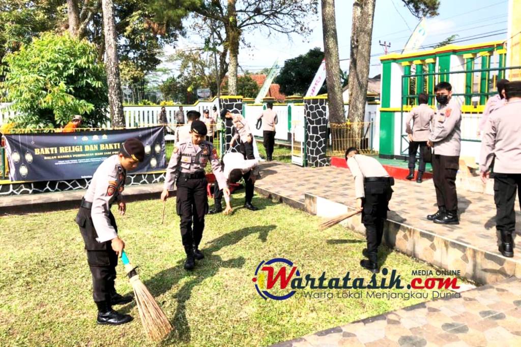 Peringati HUT RI ke-77, Polres Tasikmalaya Bersih-bersih Makam Pahlawan di TMP KH Zainal Mustofa