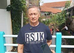 Kompak, RS JK Bareng Warga Bersihkan Sampah Sungai Anak Cimulu