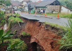 Diguyur Hujan Deras, Sebagian Jalan Raya Mangunreja – Sukaraja Terjadi Longsor