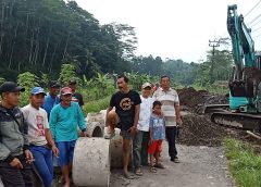 PT. SJMP Turunkan Alat Berat ‘Beco’, Bantu Warga Kp. Situbeet Perbaiki Gorong-gorong Atasi Banjir di Pesawahan 