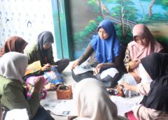 KKNT SDG’s Kelompok 107 UPNVJT Dorong Digitalisasi dan Inovasi Produk UMKM Batik Rosella di Banjarsugihan