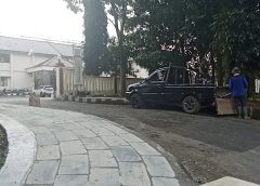 Manfaatkan Batu Andesit, Bid. Jalan DPUTR Kota Tasik Percantik Trotoar Area Bale Wiwitan