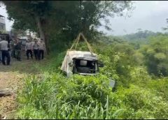 Alami Kecelakaan Tunggal, Kendaraan Pengangkut MBG Masuk Jurang di Jl. Eor Mangunreja
