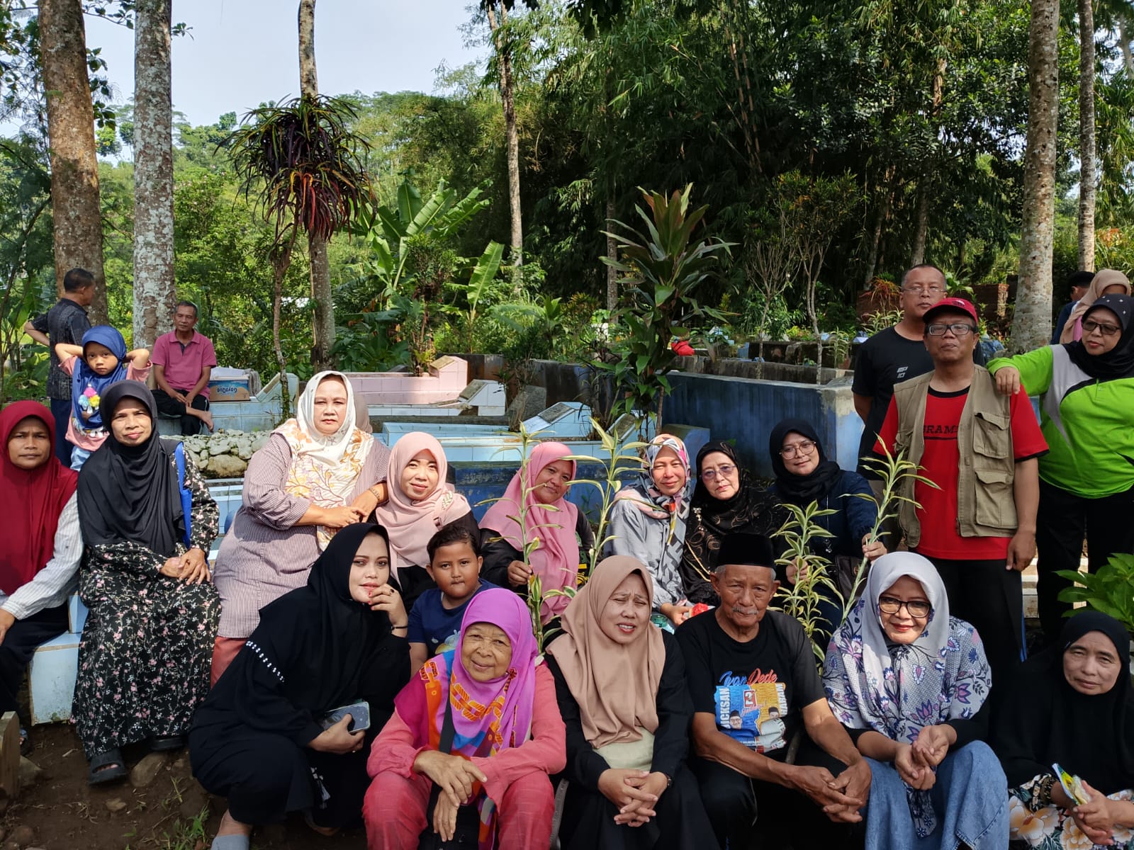 Penuh Hangat dan Kebersamaan, Keluarga Besar Bani Mama KH. A. Syukur Kembali Gelar Nadran Makam