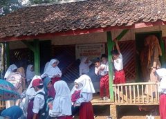 Berdesakan di Rumah Panggung Lapuk, Siswa Kelas Jauh SDN Kubangsari Tagih Janji Bupati