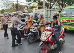 Jaga Kesehatan Pengguna Jalan, Polres Tasik Kota Tebar Masker Imbas Erupsi Gunung Anak Krakatau