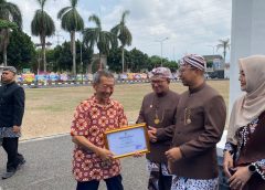 Momentum HUT ke-25, Wali Kota Tasikmalaya Serahkan Penghargaan Kolaborasi Bencana kepada Koh Awun